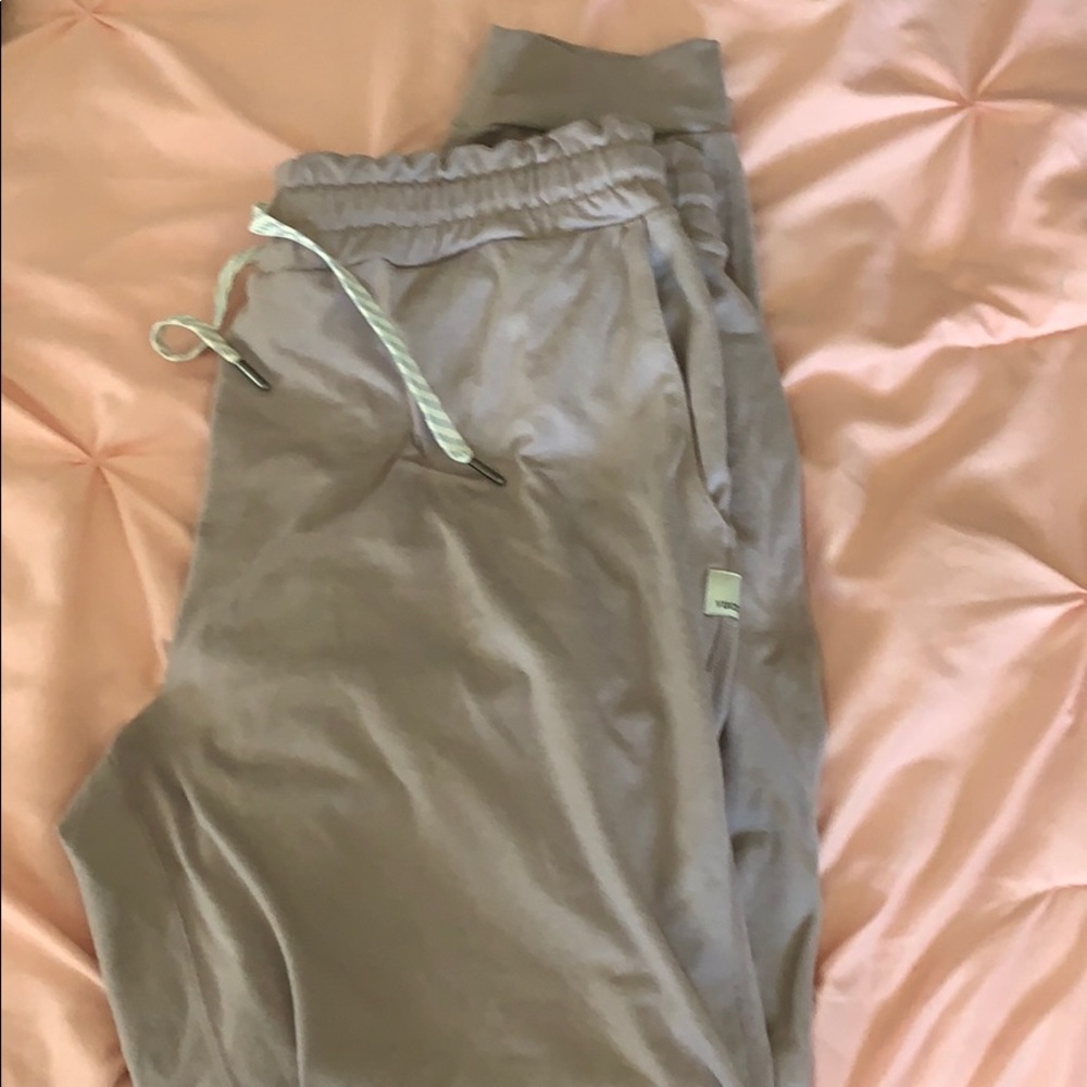 Vuori women’s performance jogger